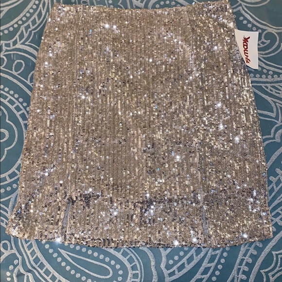 SOLD🥳 LOVE ON A HANGER- Sequin Skirt - Picture 6 of 6